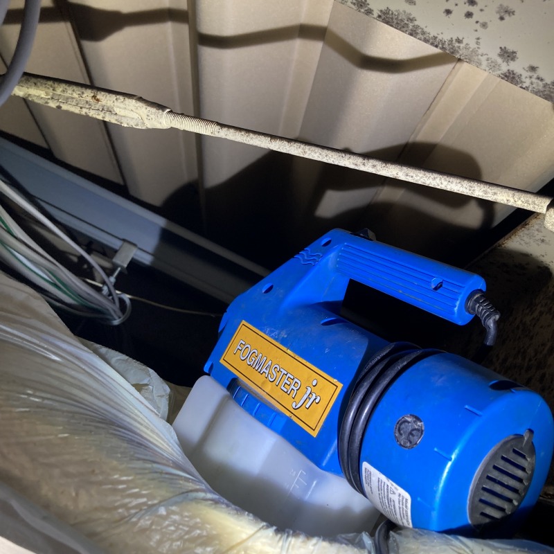 噴霧器で薬剤を散布