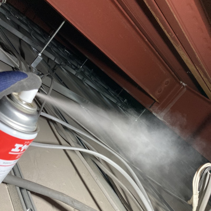 殺虫スプレーを散布