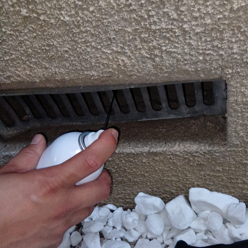 床下換気口のすき間から忌避スプレーを散布