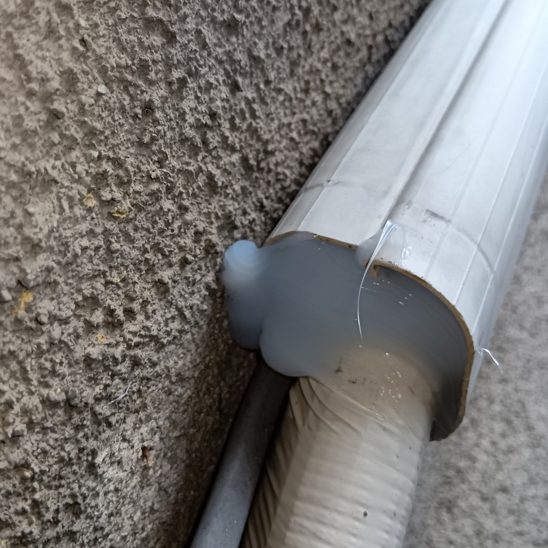 配管カバーのすき間をパテで封鎖