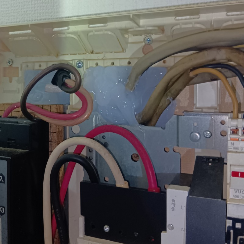 ブレーカーボックス内の穴をパテで封鎖