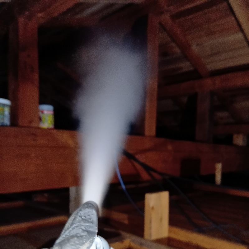 屋根裏に忌避スプレーを散布