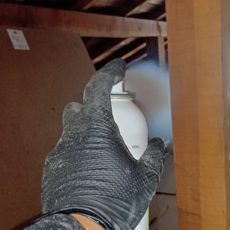 屋根裏に忌避スプレーを散布