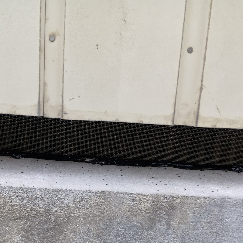 床下換気口をネットとパテで封鎖