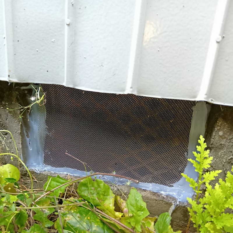 床下換気口に金網を設置