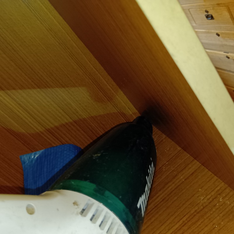 掃除機でフンを回収する様子