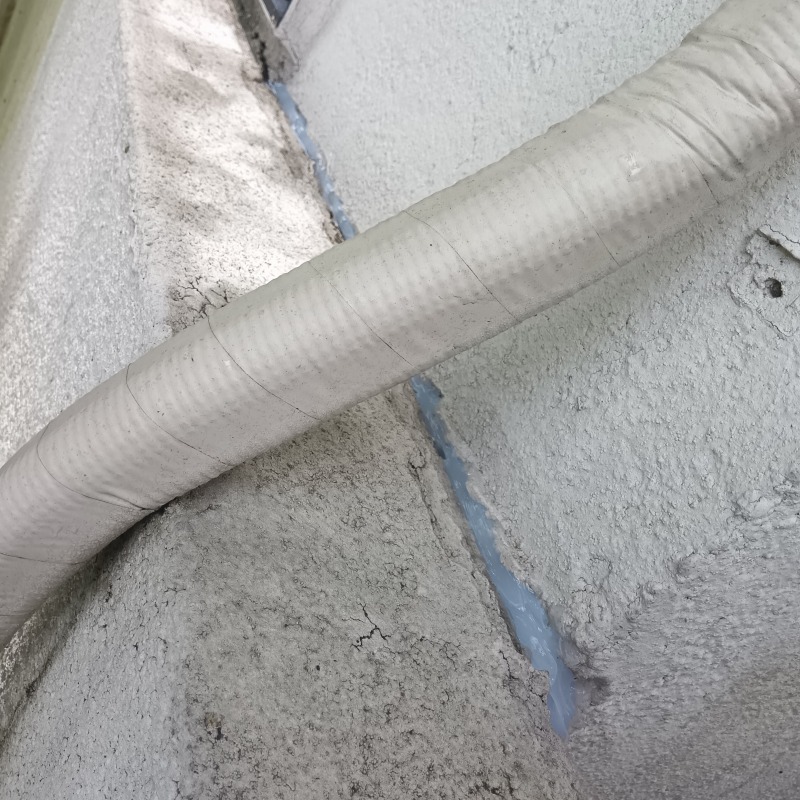 外壁のすき間をパテで封鎖した様子