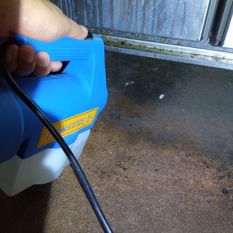 噴霧器で薬剤を散布