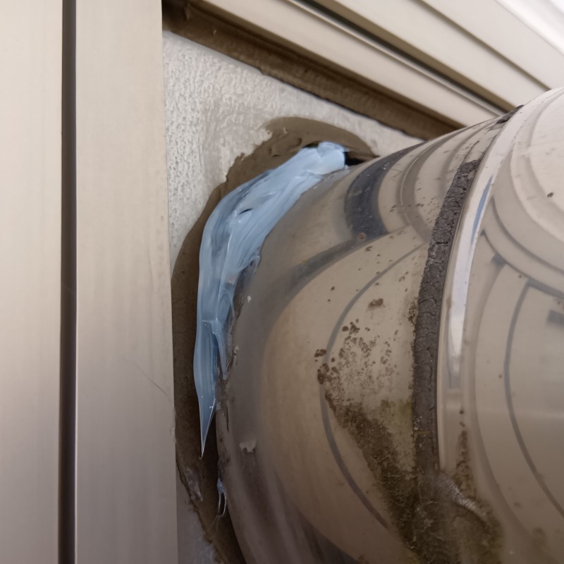 配管と壁のすき間を封鎖した様子