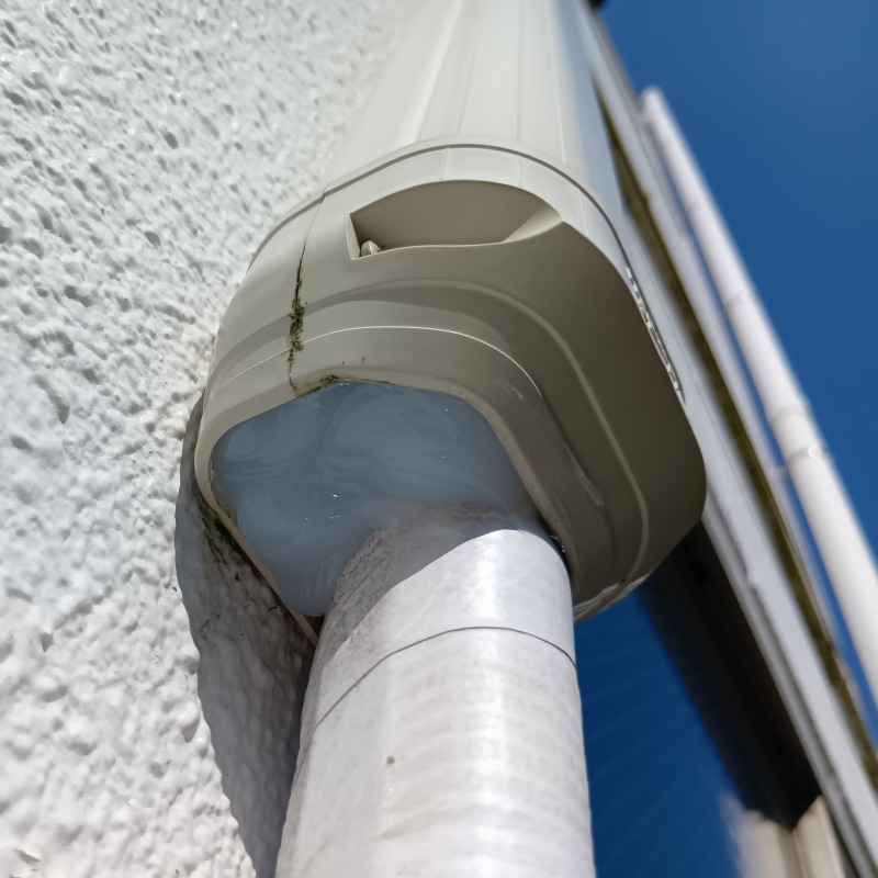 エアコンホースのすき間を封鎖した様子