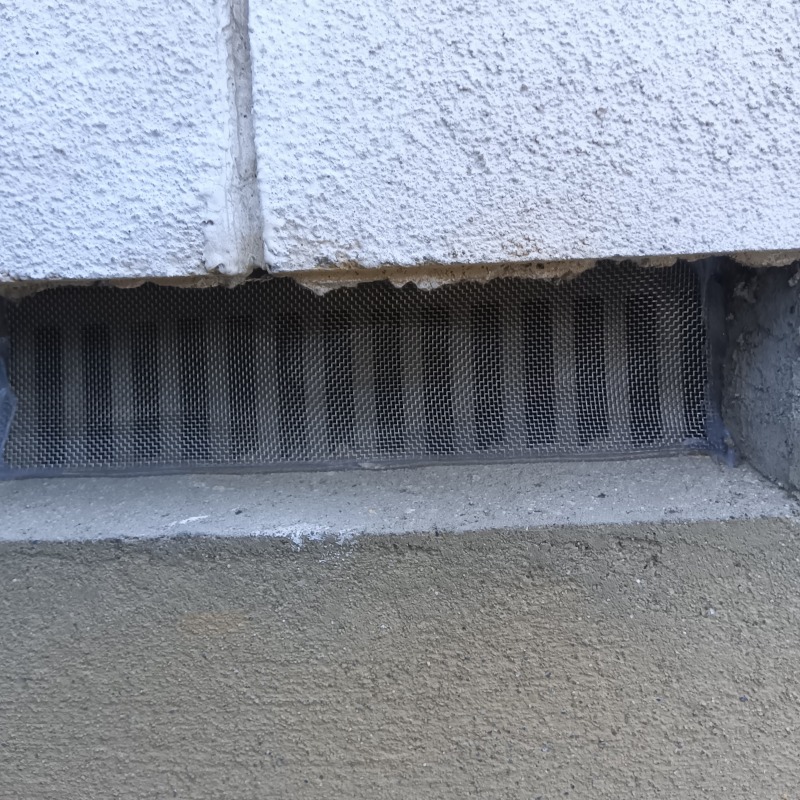床下換気口をネットとパテで封鎖