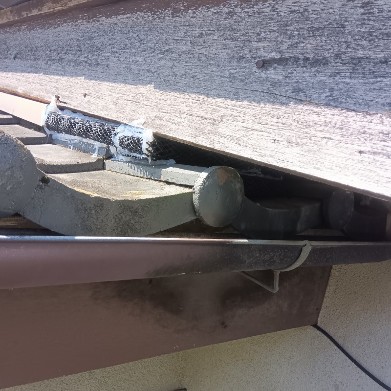 屋根瓦のすき間をネットとパテで封鎖