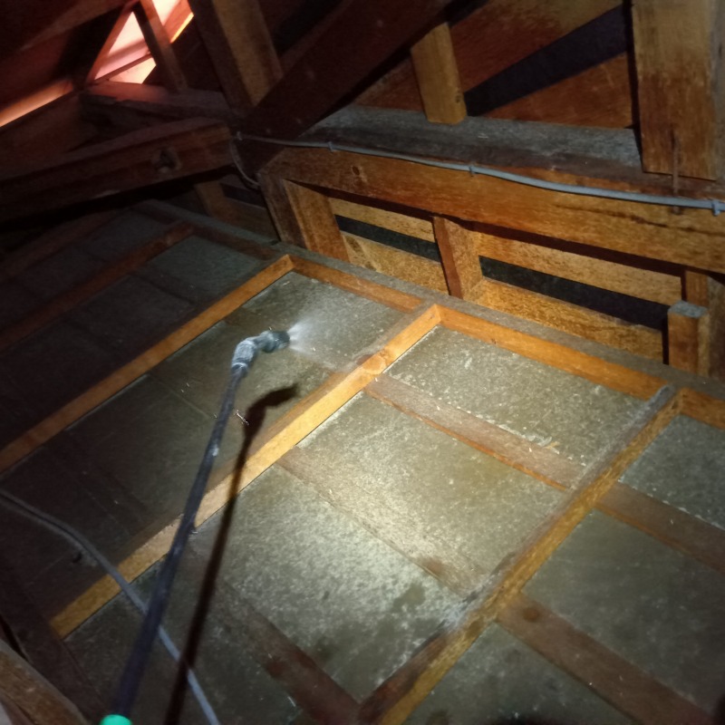 屋根裏に除菌剤を噴霧