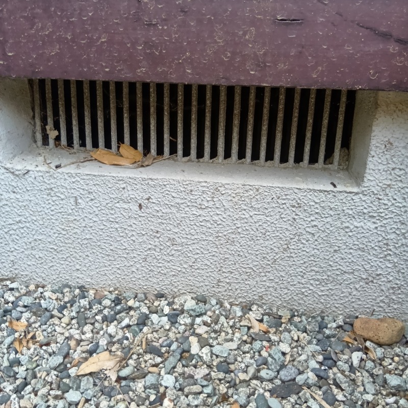床下換気口のすき間