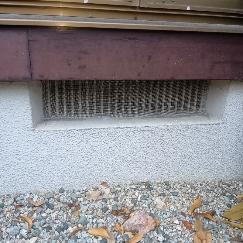 床下換気口をネットとパテで封鎖