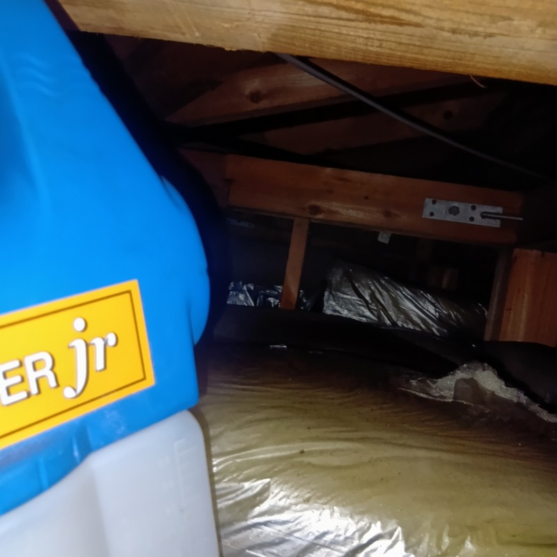 屋根裏に噴霧器で薬剤を散布