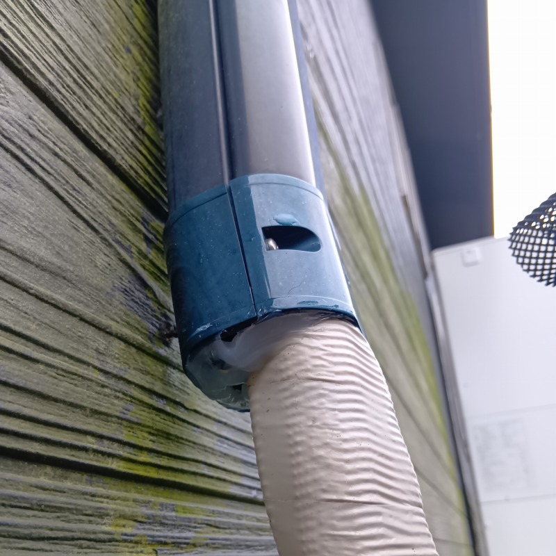 配管カバー内のすき間をパテで封鎖