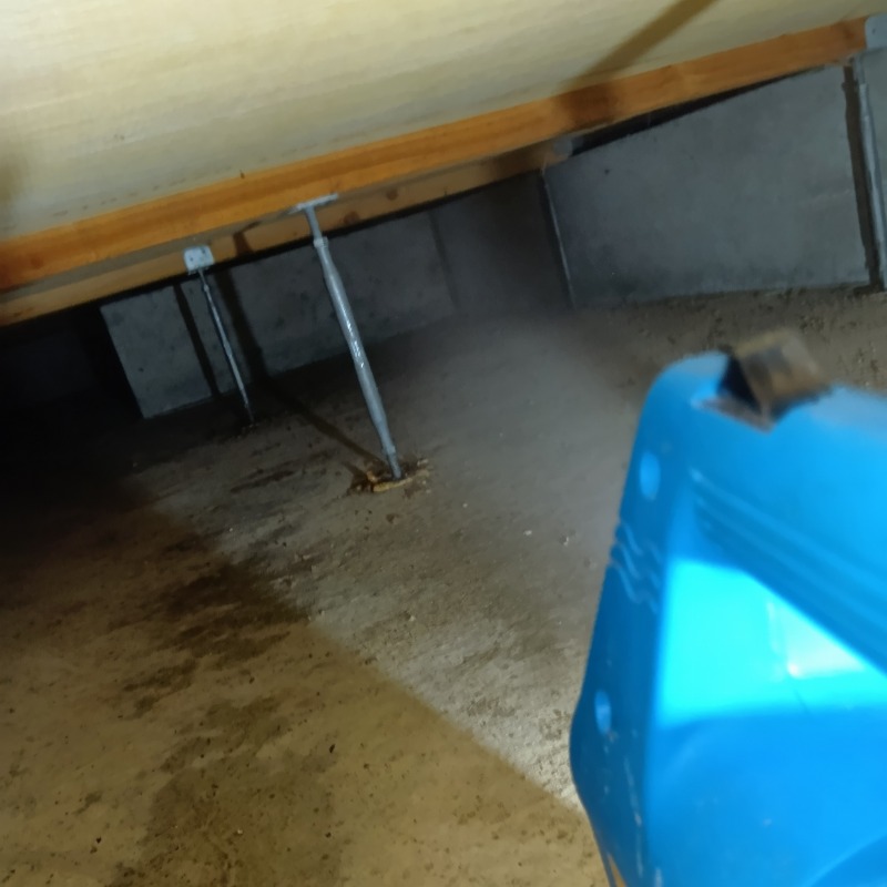 床下に噴霧器で薬剤を散布
