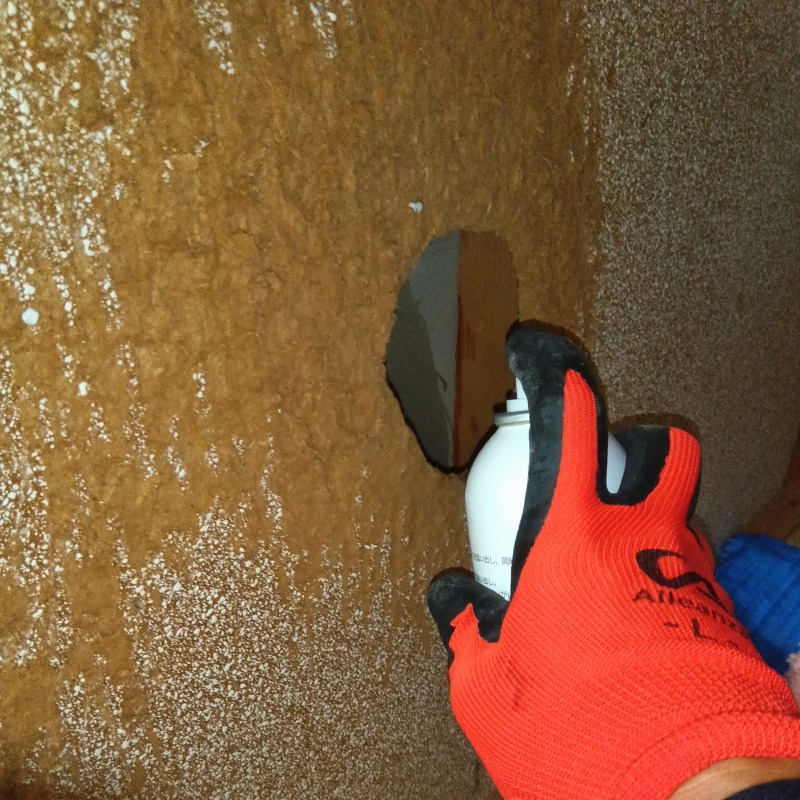 壁の穴に忌避スプレーを散布