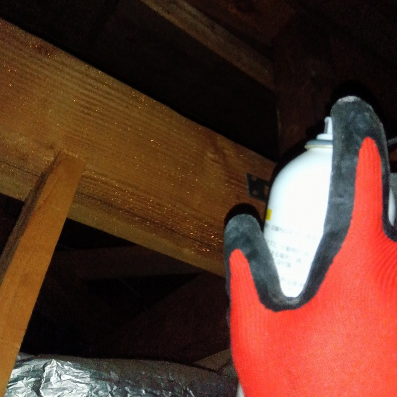 天井裏に忌避スプレーを散布