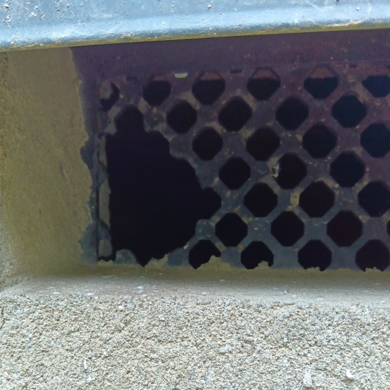 床下換気口の穴