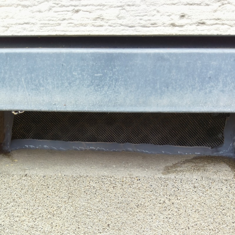 床下換気口をネットとパテで封鎖