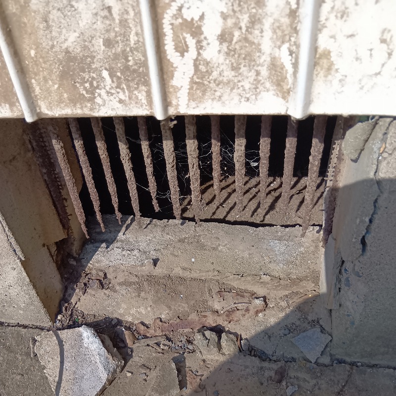 床下換気口が劣化し生じたすき間