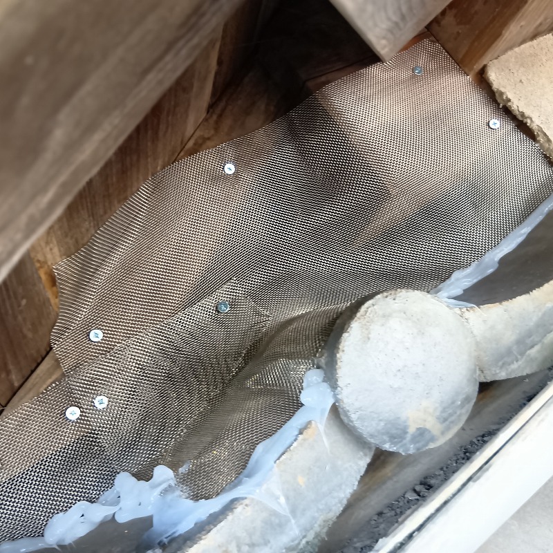 屋根のすき間を金網で封鎖