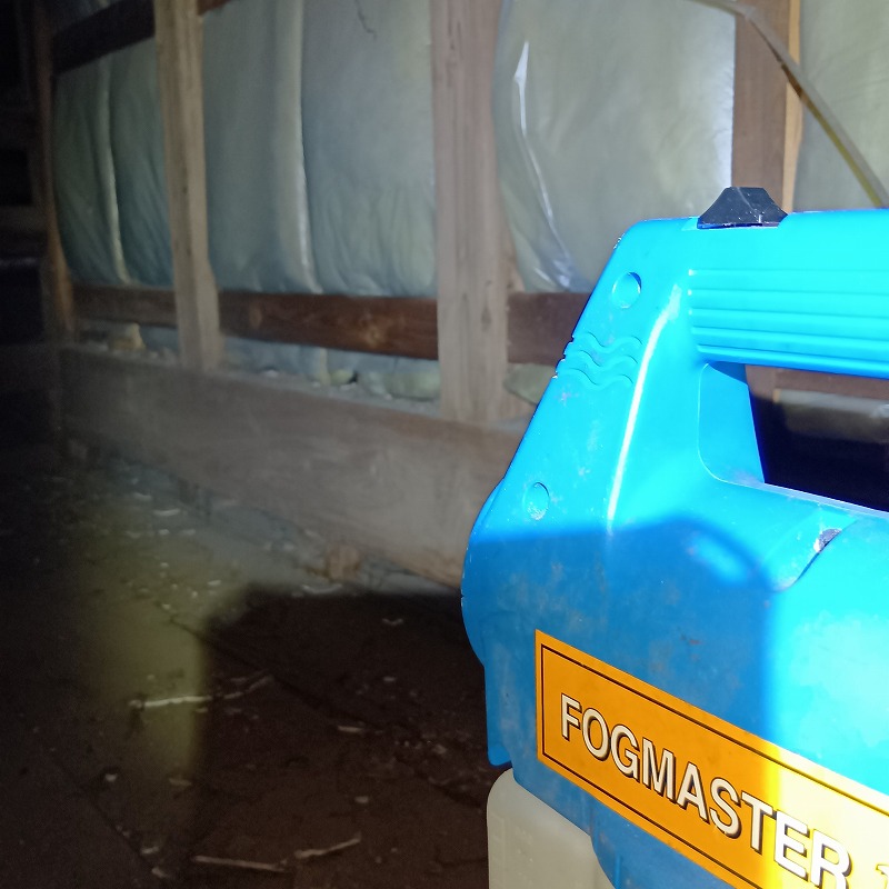 屋根裏に噴霧器で薬剤を散布