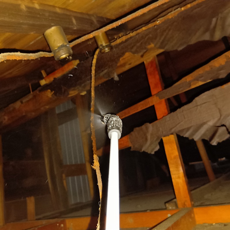 屋根裏に薬剤を散布