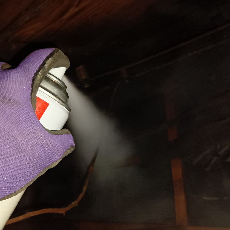 屋根裏に殺虫剤を散布