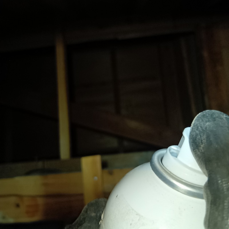 忌避スプレーを散布