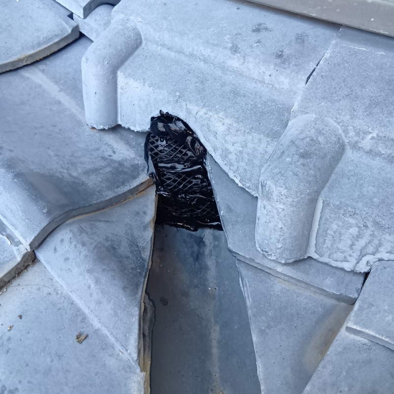 屋根瓦のすき間を封鎖