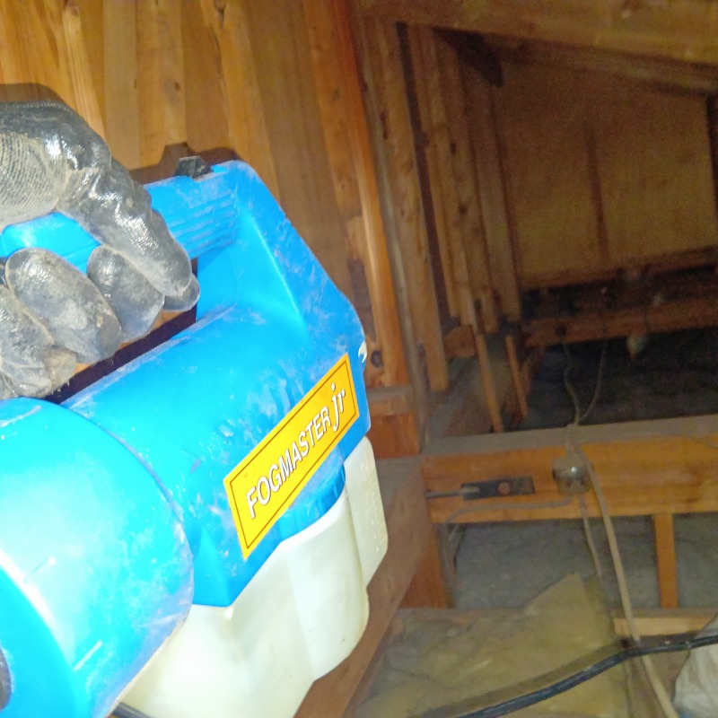 噴霧器で薬剤を散布