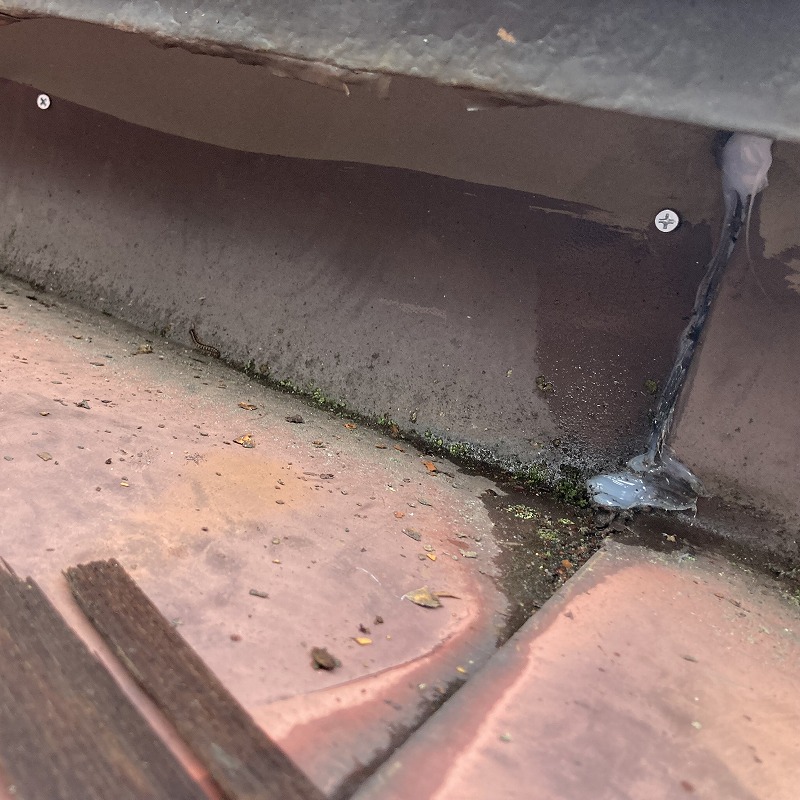 屋根材のつなぎ目にパテを充填してすき間を埋めた様子