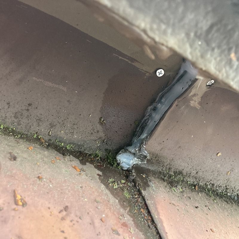 屋根材のつなぎ目にパテを充填してすき間を埋めた様子