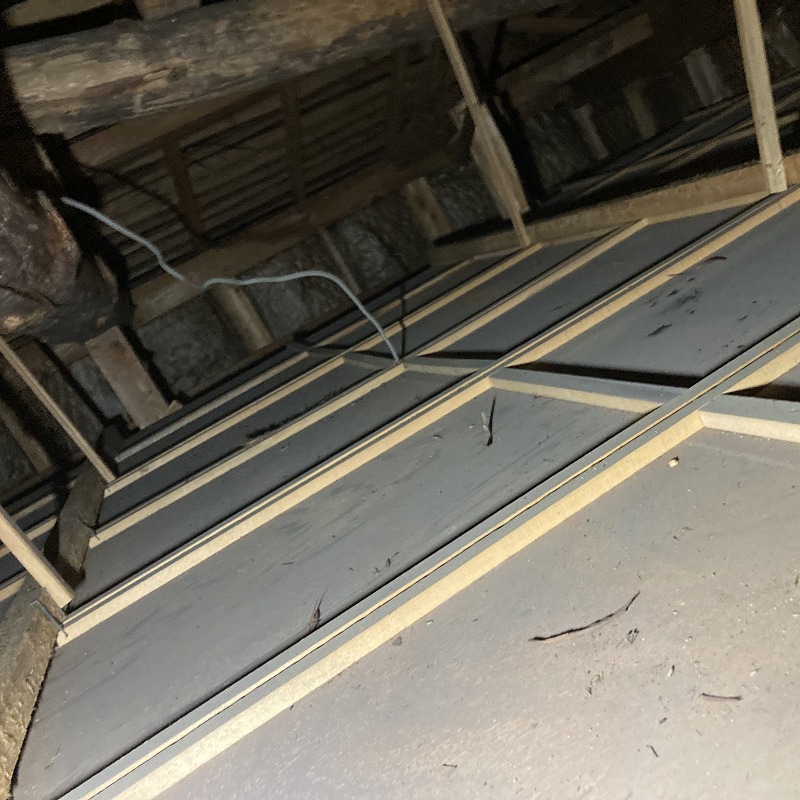 天井裏の清掃が完了した様子