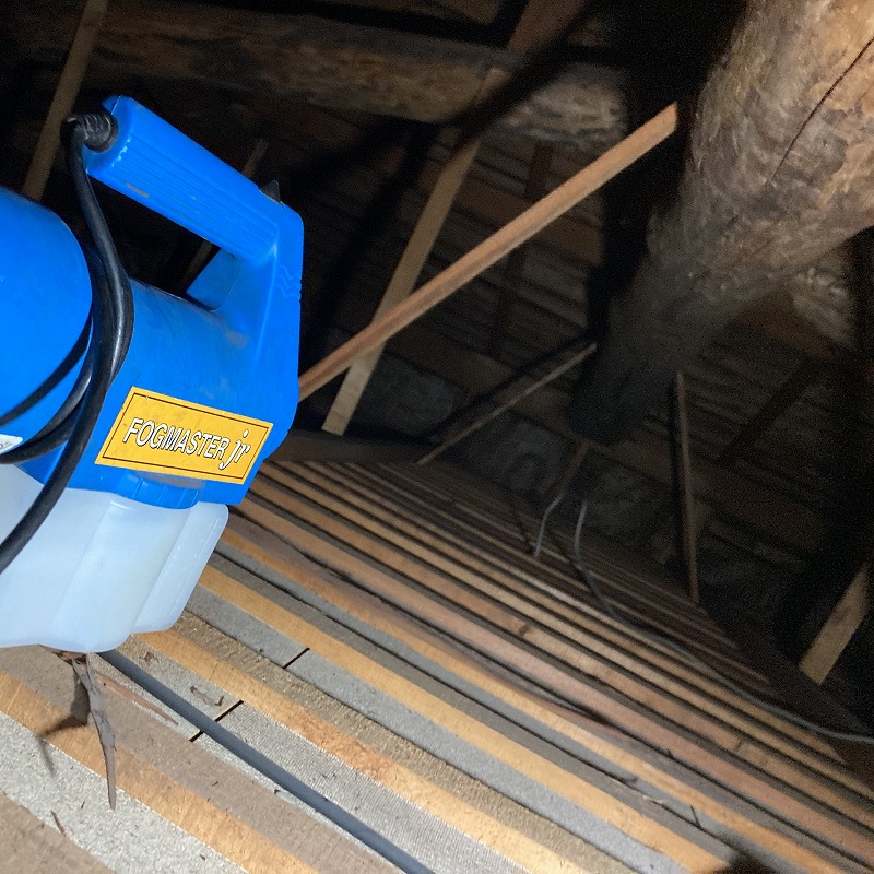 天井裏に噴霧器で薬剤を散布