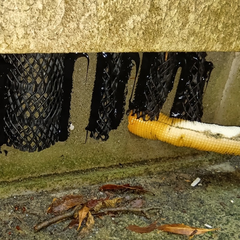 コンクリートブロックのすき間にネットを詰めた様子