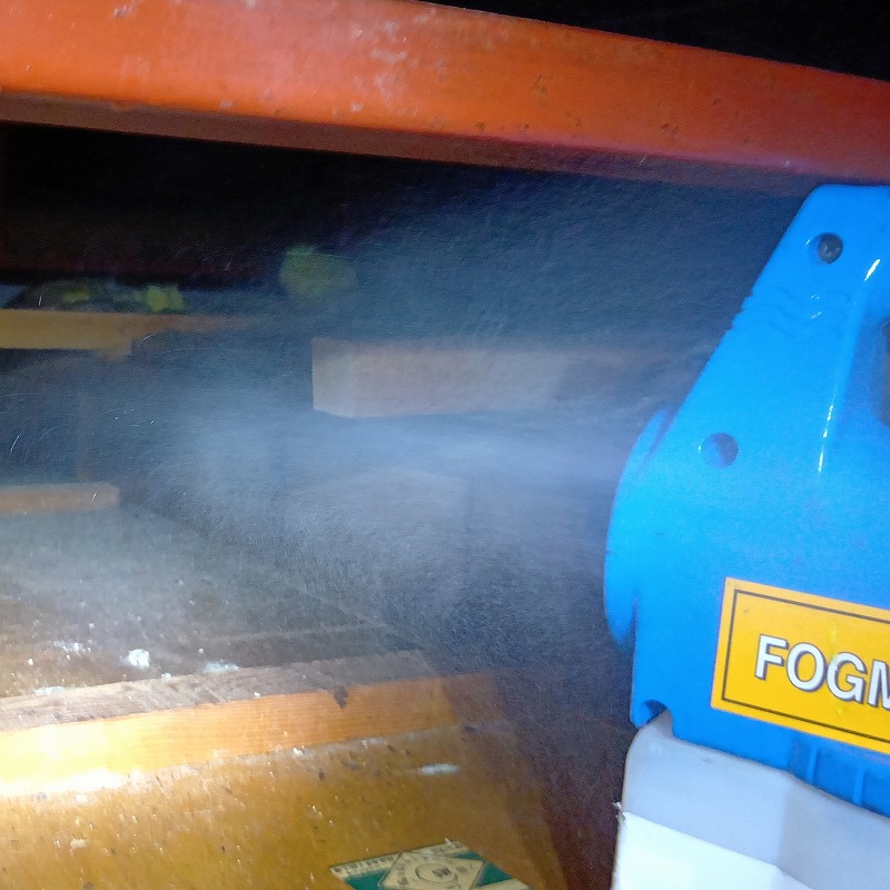 屋根裏に噴霧器で薬剤を散布