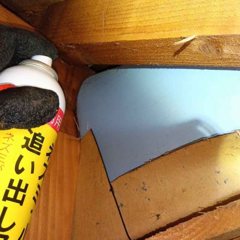 すき間に忌避スプレーを散布