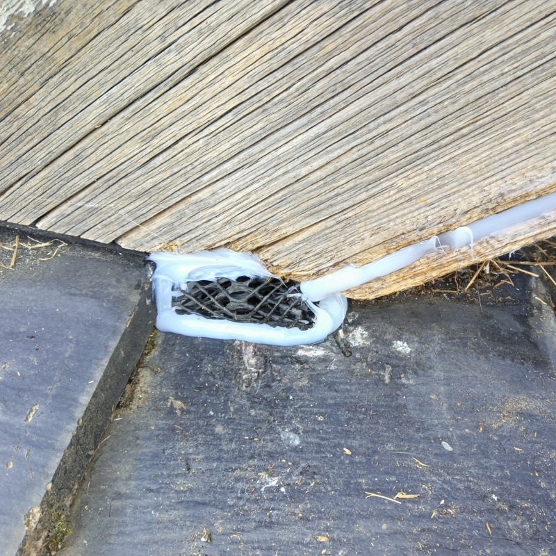 屋根のすき間をネットで封鎖