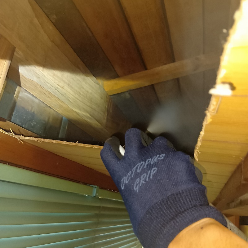 屋根裏の奥にも忌避スプレーを散布