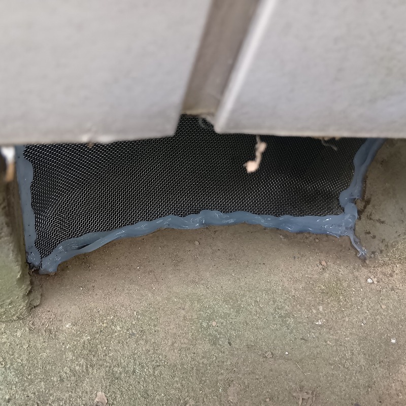 床下のすき間を金網で封鎖