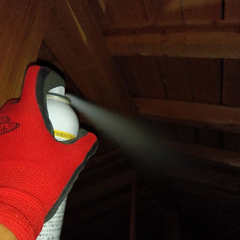 屋根裏に忌避スプレーを散布