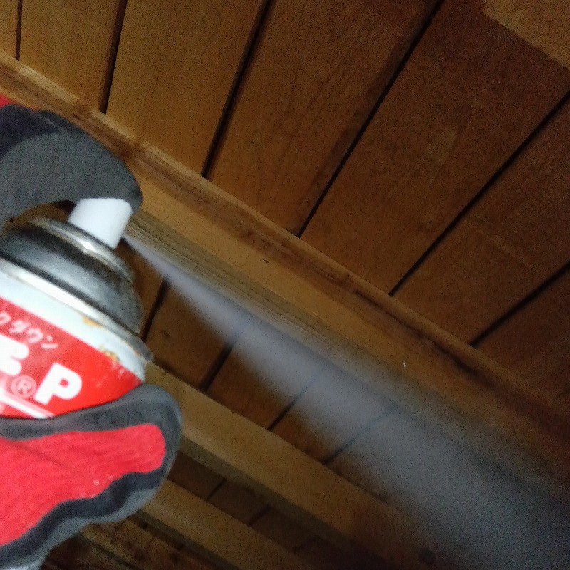 屋根裏に殺虫スプレーを散布