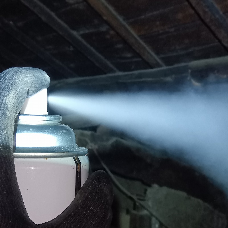 屋根裏に忌避スプレーを散布