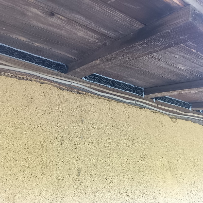 軒下のすき間をネットで封鎖