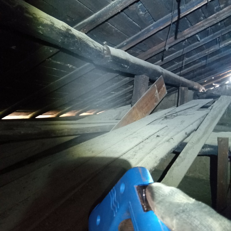 噴霧器で屋根裏に薬剤を散布