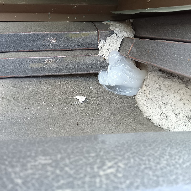 屋根のすき間をパテで封鎖